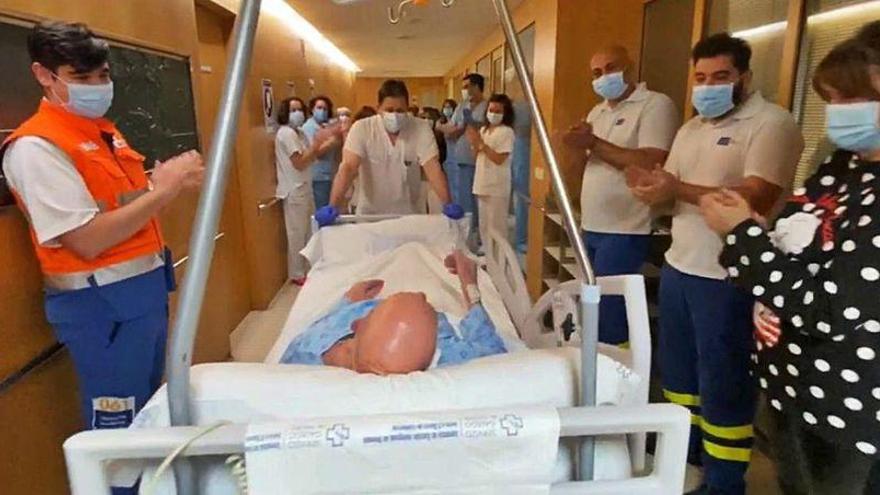 Manuel Vázquez, saliendo entre aplausos de la UCI de Ourense. A la derecha, su hija Patricia.