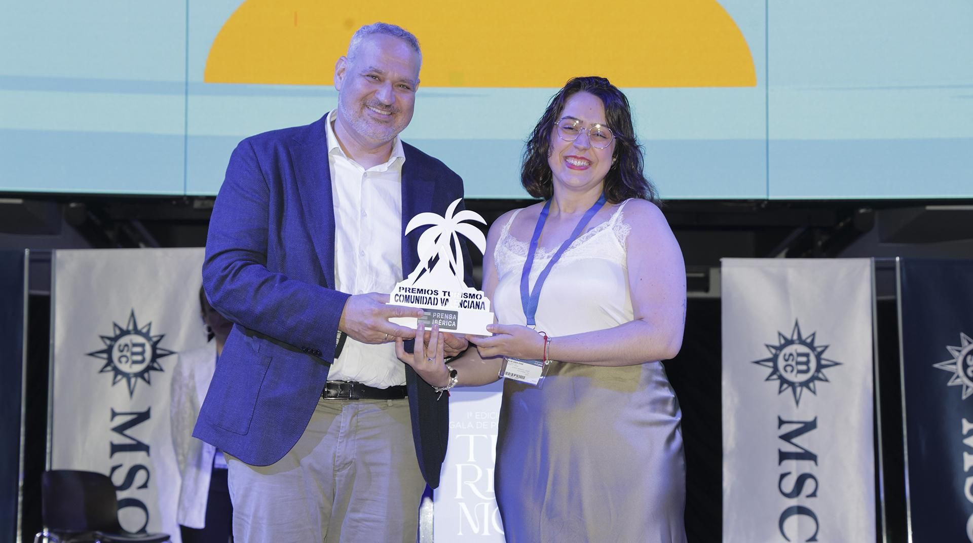 El director territorial de Cajamar, Jesús García, y la coneja de Turismo de Moncofa, Ilenia Begnozzi.