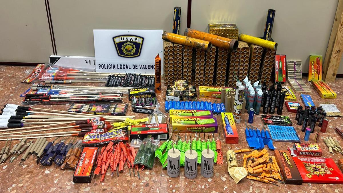 Material pirotécnico intervenido estas Fallas 2024 por agentes de la Policía Local de València.