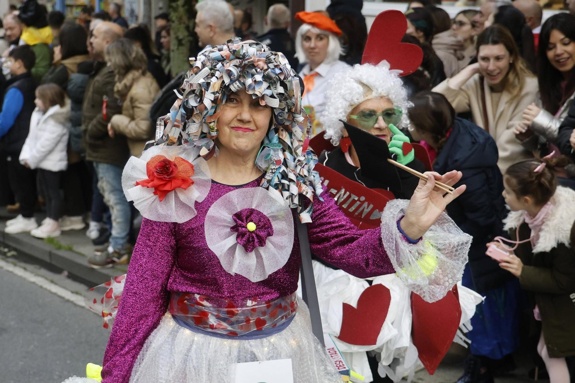 Santiago disfruta del tradicional desfile de Martes de Entroido