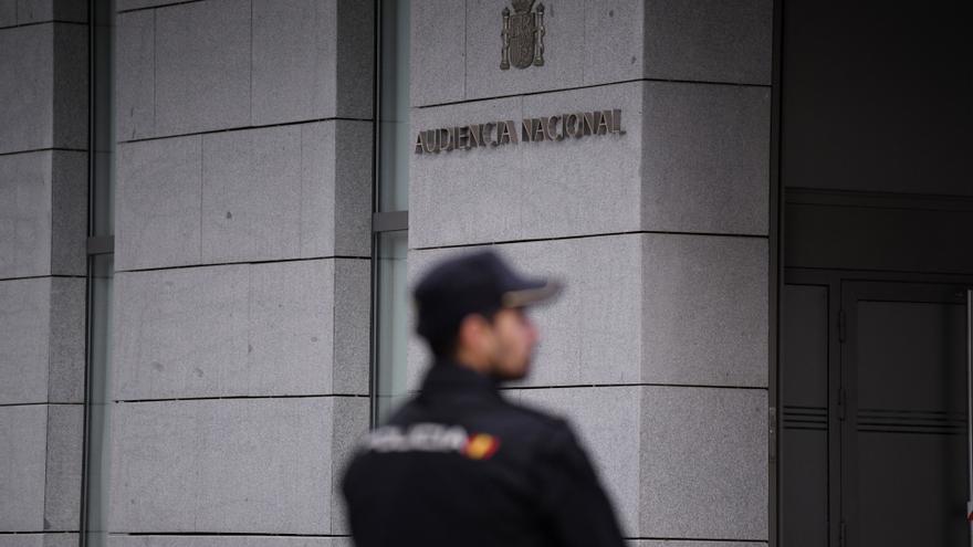 Un agente de Policía en la entrada de la Audiencia Nacional.