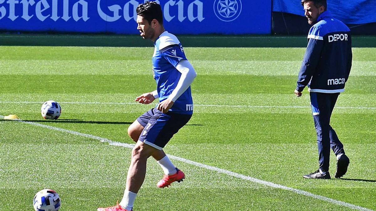 El delantero Miku, ayer en Riazor en presencia del técnico del Dépor, Rubén de la Barrera. |  // VÍCTOR ECHAVE