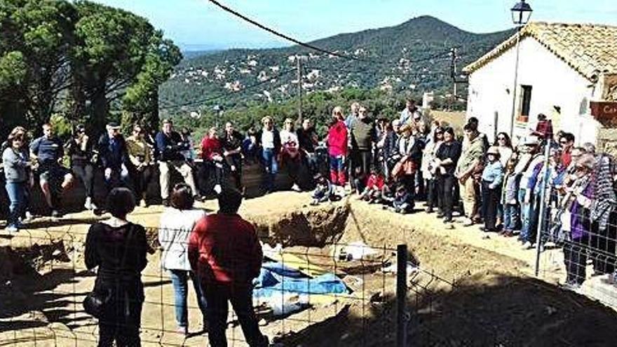 Un centenar de persones visiten les excavacions de Romanyà