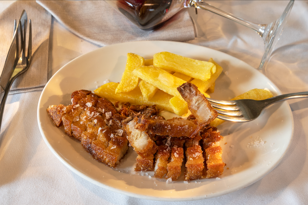 Torrezno de panceta ahumada: en una bolsa de vacío meter la panceta de cerdo de raza Duroc y confitarla a baja temperatura en su propia grasa durante cuatro o cinco horas. Enfriar y cortar en láminas de un dedo de grosor,  freír y servir con unas patatas fritas.