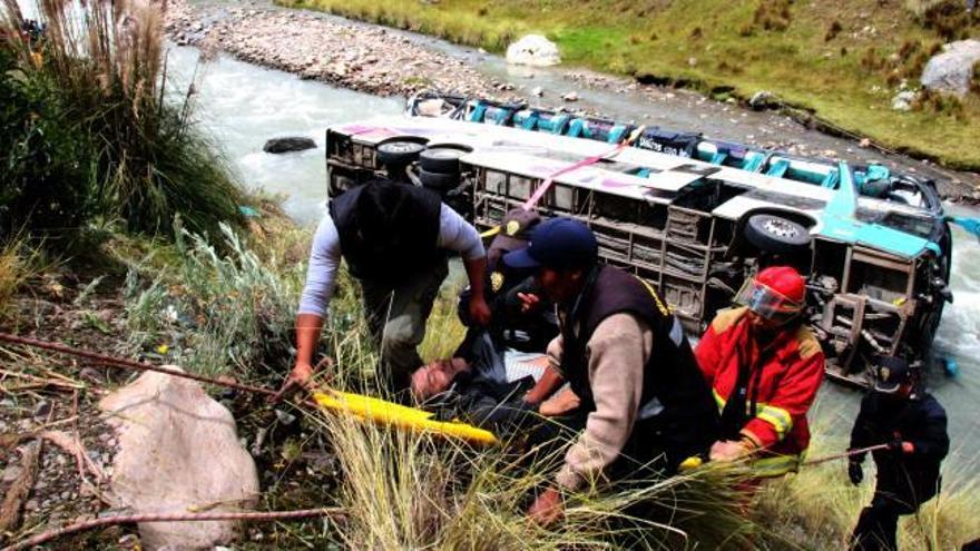 Al menos 22 muertos en Perú tras caer un autobús a un río