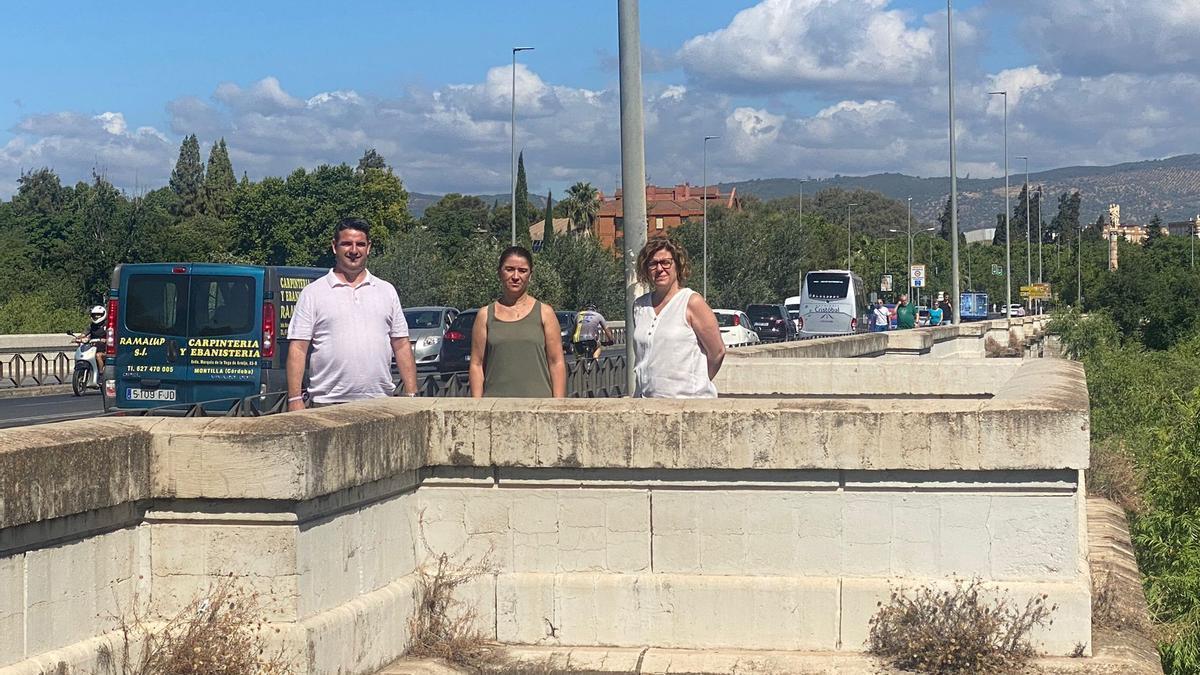 Pedro García, Irene Ruiz y Alba Doblas, en el puente de San Rafael.