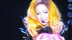 Milers de fans de Lady Gaga van gravar amb les seves càmeres i telèfons mòbils moments del concert d’ahir a la nit a Barcelona.