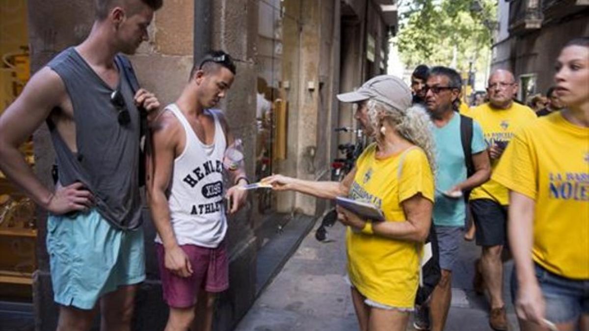Movilización 8 Vecinos de la Barceloneta informan a los turistas de las consecuencias del incivismo.