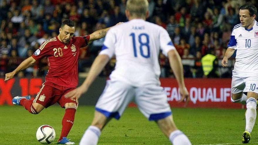 Un remate de Cazorla frente a Luxemburgo en su último partido con la selección.