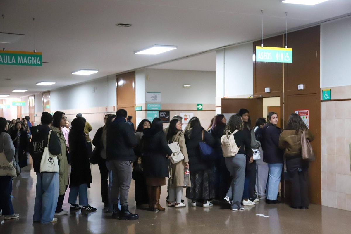 Los aspirantes a MIR entran en una de las aulas en la Facultad de Ciencias Económicas y Empresariales de Badajoz.