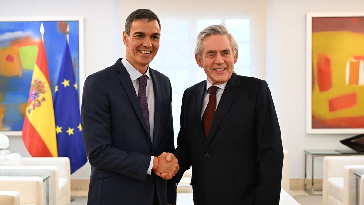 El presidente del Gobierno, Pedro Sánchez (i), mantiene un encuentro con el ex primer ministro del Reino Unido y actual enviado especial para las Finanzas Globales y la Cooperación, Gordon Brown (d), este jueves en el Complejo de La Moncloa.