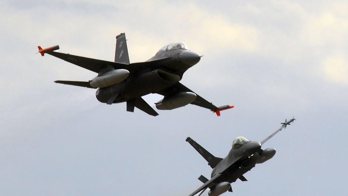 Una flota de seis cazas F-16 de segunda mano comprados por Milei hace escala en Canarias antes de partir a Argentina