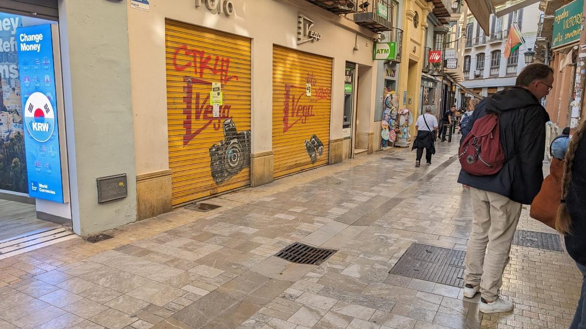 El local de Fotovega en la calle Granada, ya cerrado tras el traslado de la empresa al barrio de la Victoria.