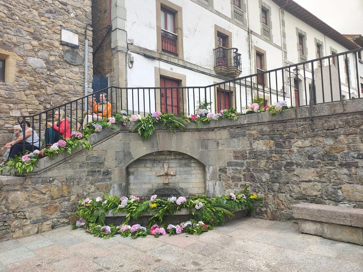 El enramado de la fuente de La Campa por San Juan en Salas, en imágenes