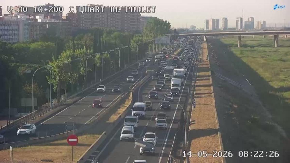 Gran densidad de tráfico en la V-30 a las 8:22 horas de este jueves 14 de mayo