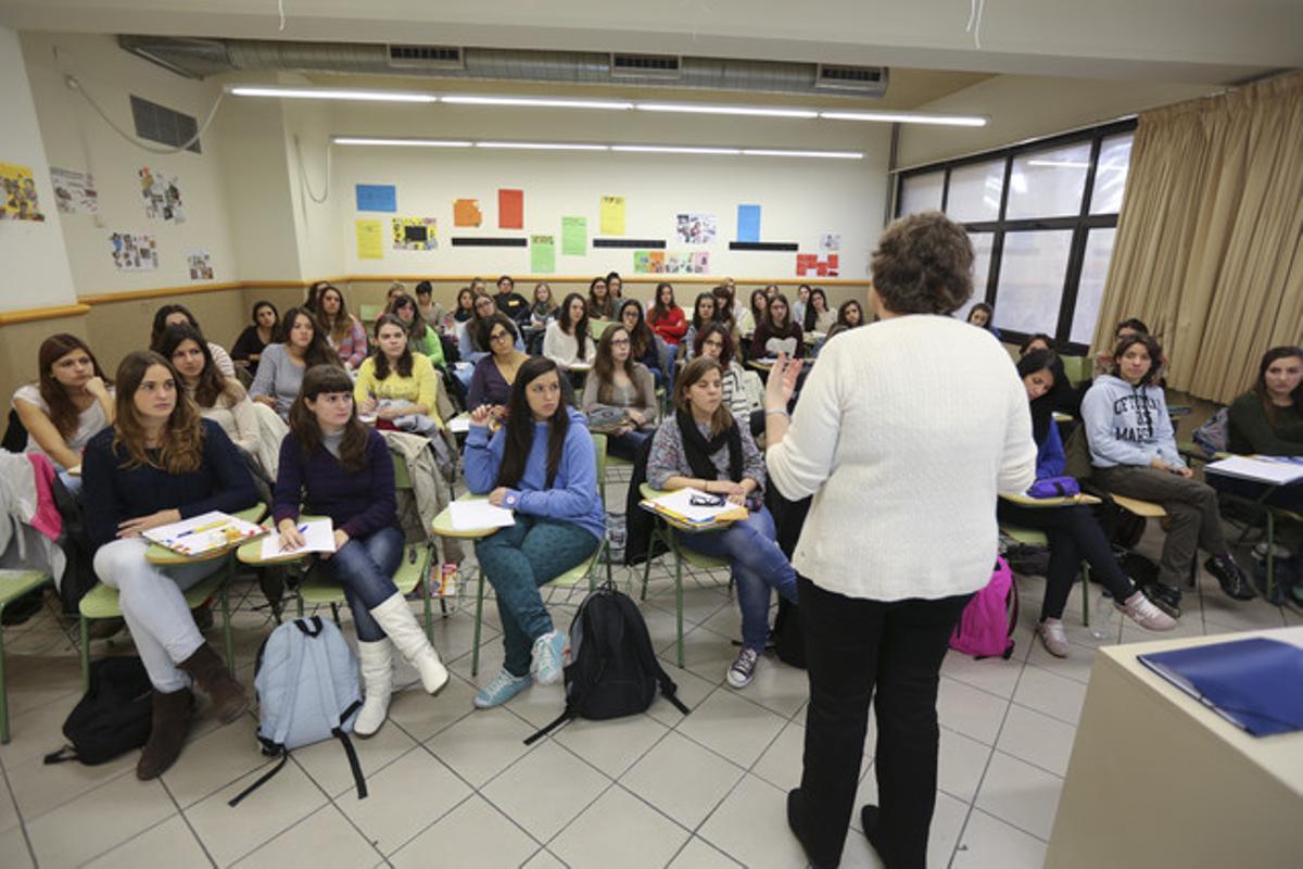 Clase en la facultad de Formación del Profesorado de la Universitat de Barcelona, en el Campus Mundet.