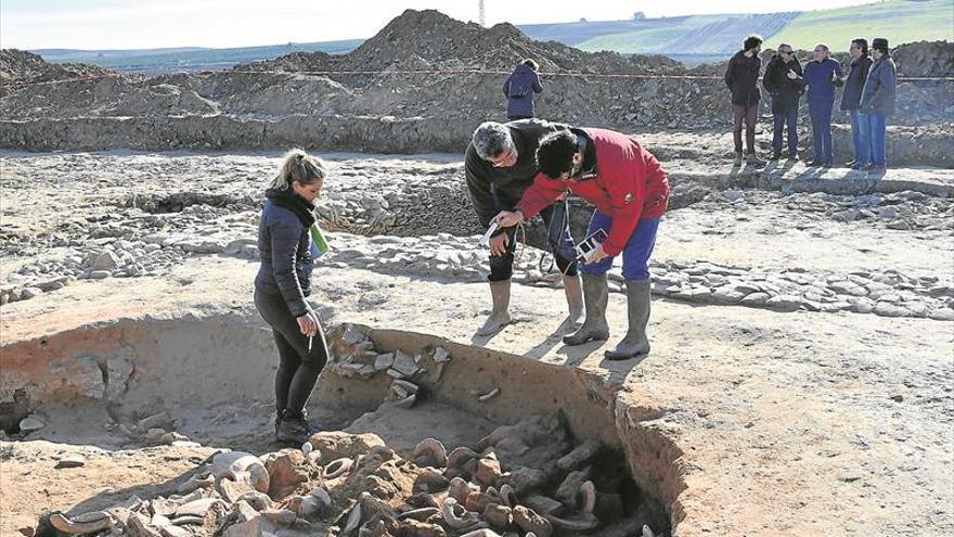 El alcalde ofrece seguir la investigación en el alfar romano de El Mohíno