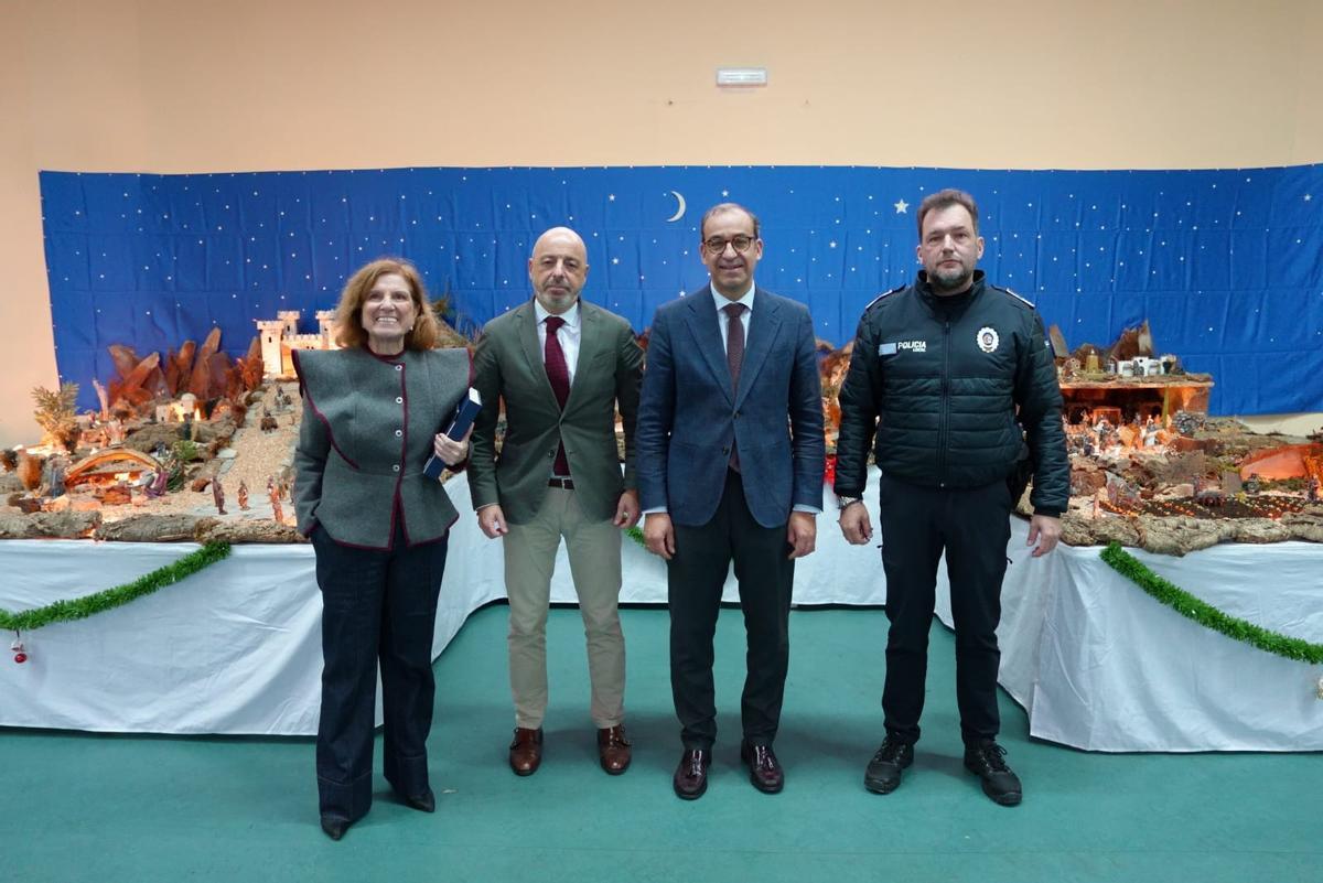 Rafa Mateos visita el Belén de la Policía Local de Cáceres.