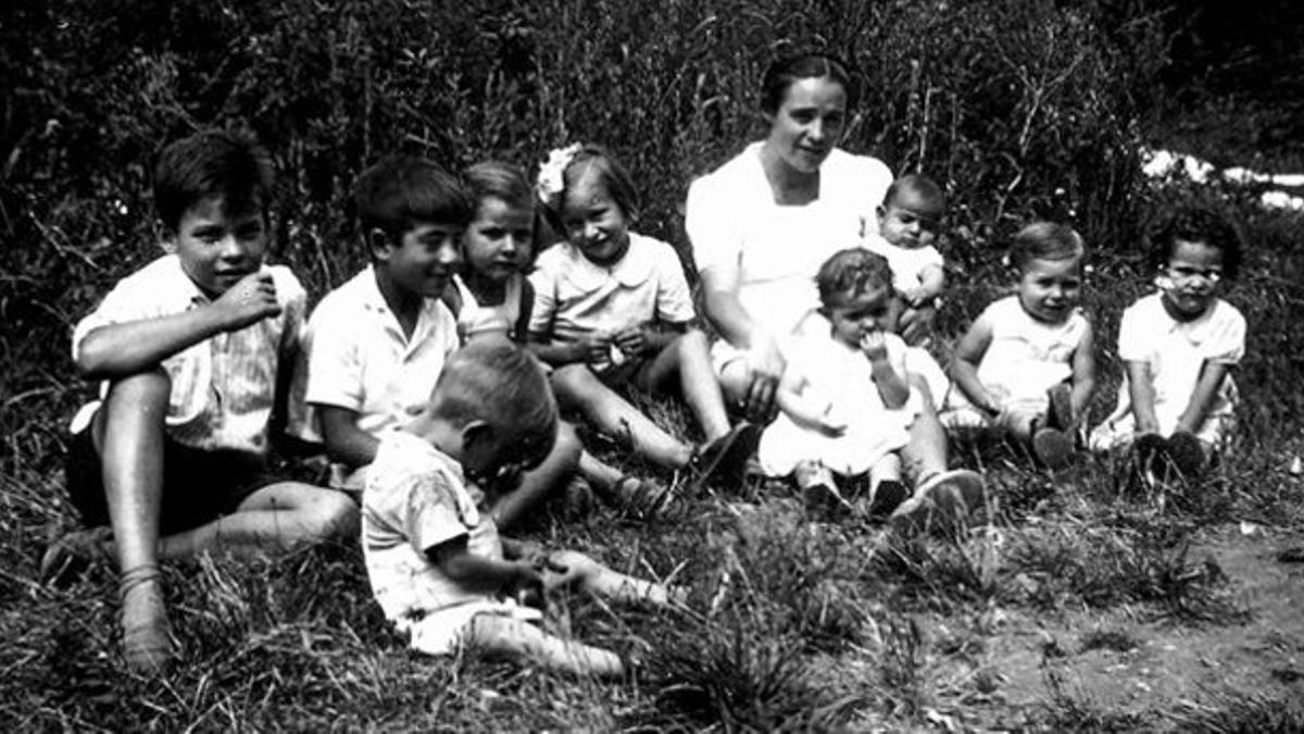 Elisabeth Eidenbenz rodeada de niños de la casa de acogida. Abajo, portada del libro.