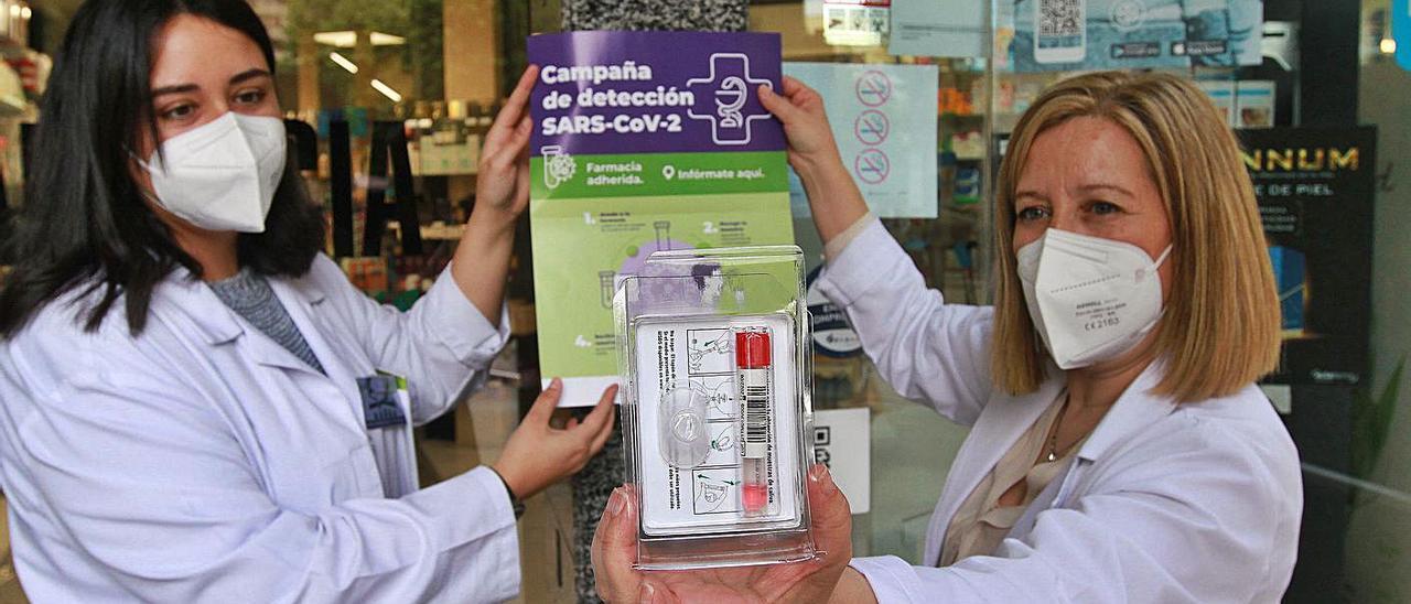 Dos farmacéuticas muestran el kit que entregarán a los usuarios. |   // IÑAKI OSORIO