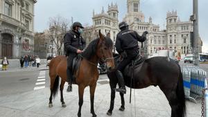 Dos agentes de la Policía Nacional en la Plaza de Cibeles de Madrid