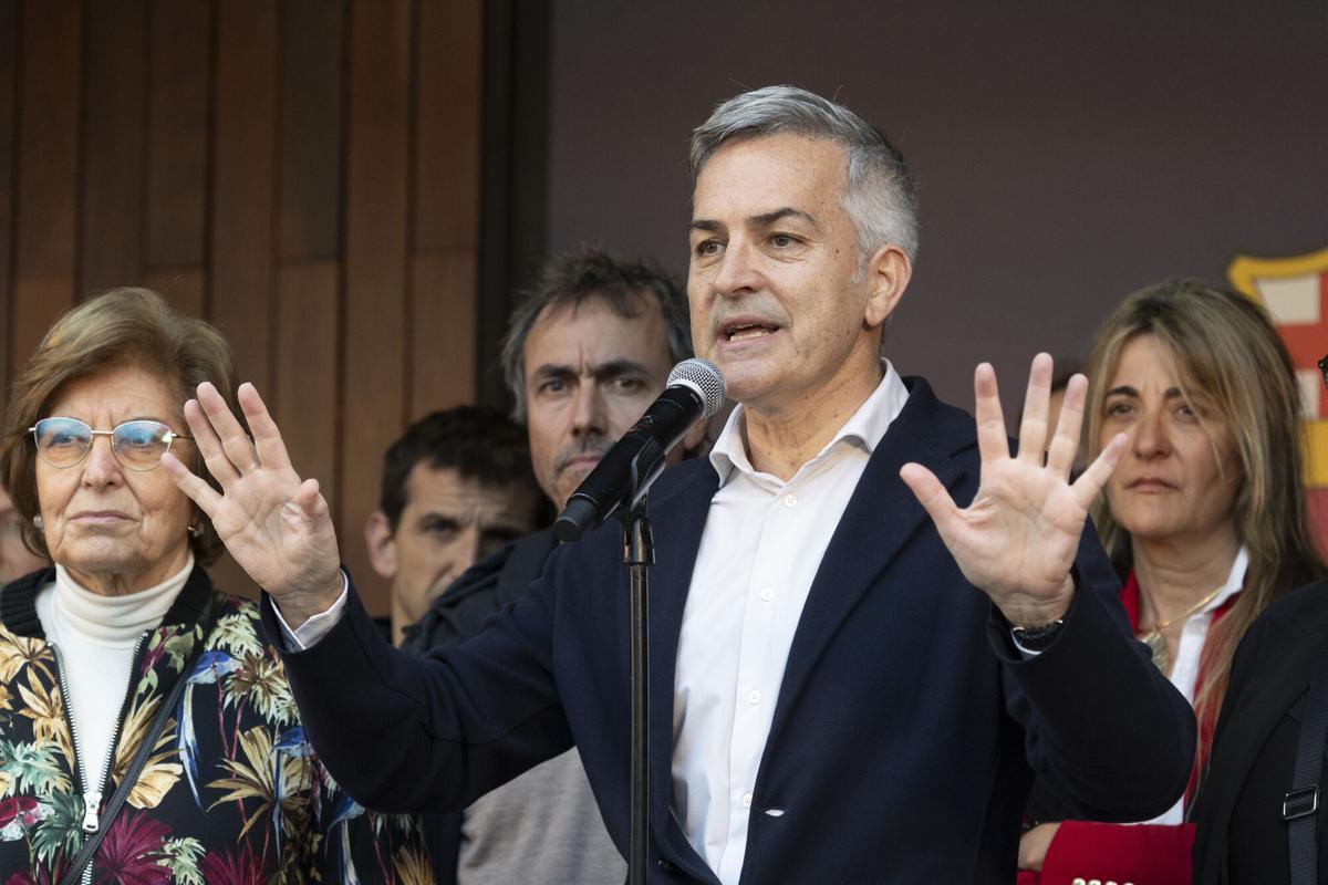 El aspirante a la presidencia del FC Barcelona Víctor Font (c), interviene durante la entrega de firmas con las que pretende adquirir la condición oficial de candidato, este lunes en Barcelona.