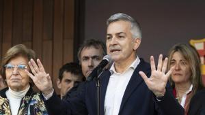 BARCELONA, 02/03/2026.- El aspirante a la presidencia del FC Barcelona Víctor Font (c), interviene durante la entrega de firmas con las que pretende adquirir la condición oficial de candidato, este lunes en Barcelona.-EFE/ Marta Pérez
