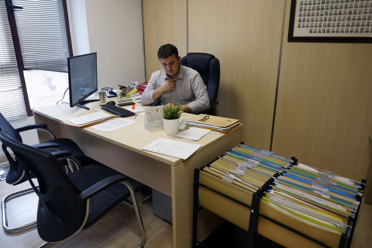 Adrián González, trabajador con discapacidad en un centro de empleo protegido.