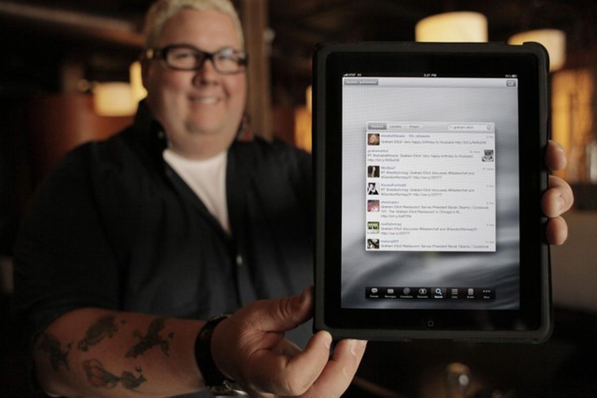 El xef Graham Elliot mostra el seu compte de Twitter a l’iPad amb què es comunica amb els clients, el dia 14 de setembre a Chicago.