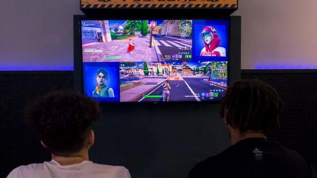 Aficionados a videojuegos, en el centro Onente Gaming en calle Coruña, donde se organizan cumpleaños.