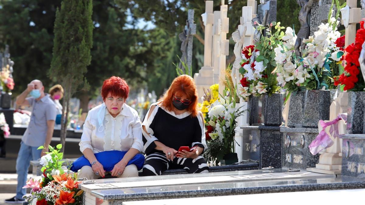 El cementerio de Nuestro Padre Jesús en la víspera de Todos los Santos