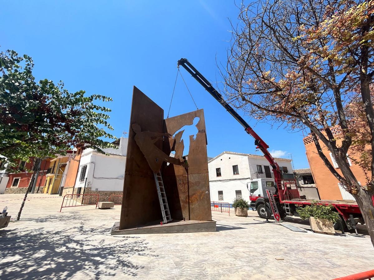 Instalación de la escultura en su nueva ubicación en la plaça del Trinquet de Xàtiva.