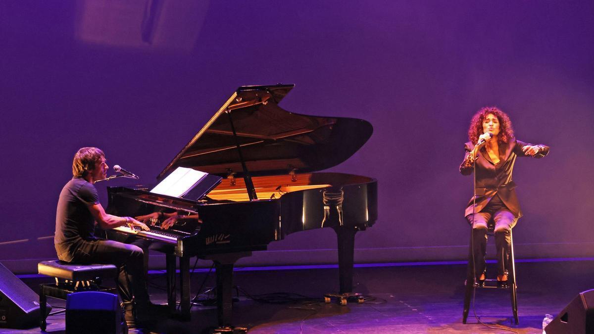 Elena Gadel i Manu Guix, duet que actuarà a l'Escala, dins el cicle Portalblau.