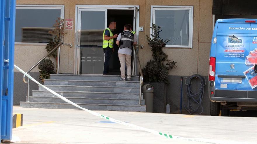 Dos agentes de la Guarida Civil, en las instalaciones de Ricardo Fuentes.