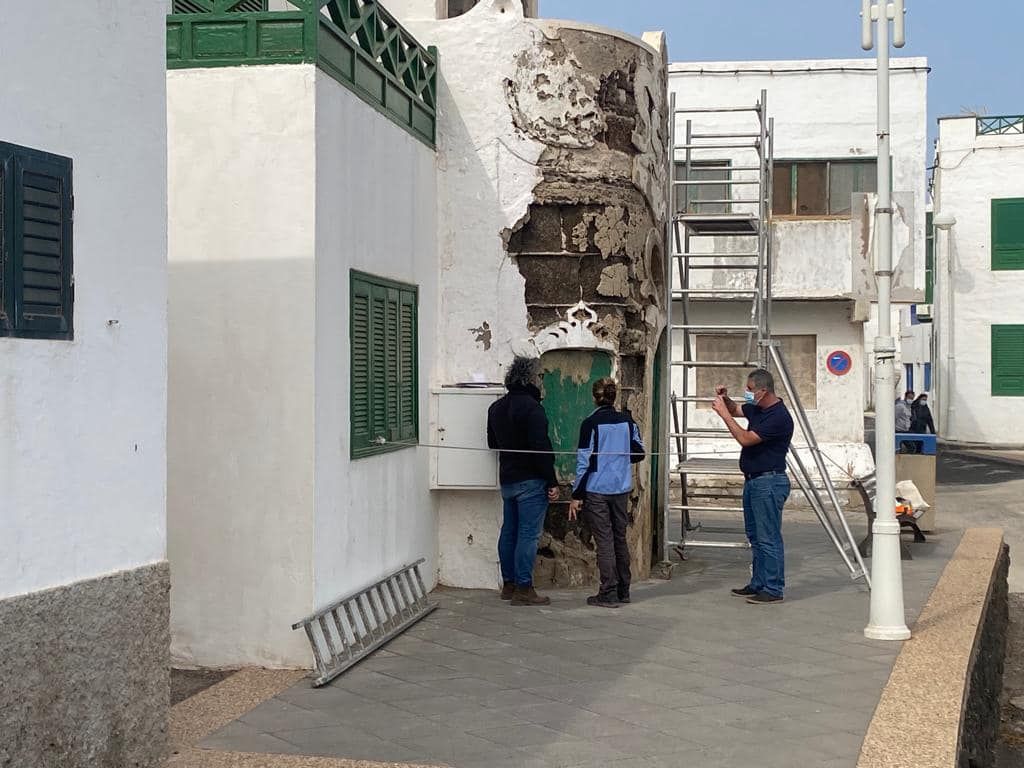 Recogida de muestras de la fachada de la casa modernista de Famara por parte de Patrimonio del Gobierno de Canarias