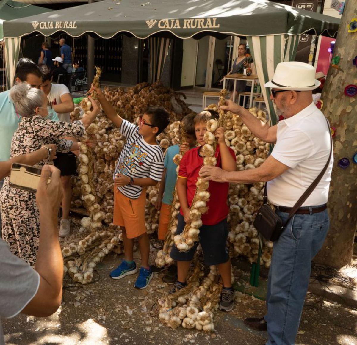Los compradores pasean por las Tres Cruces y los vendedores ofrecen sus ajos en los puestos repartidos por la céntrica avenida de Zamora, en la pasada edición de la Feria del Ajo. | Emilio Fraile