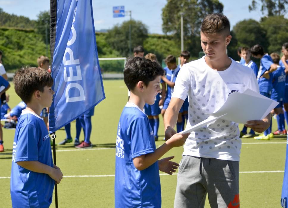 Luisinho y Óscar Pinchi entregan los diplomas a los 222 niños que disfrutaron del DéporCampus Cabreiroá 2017.