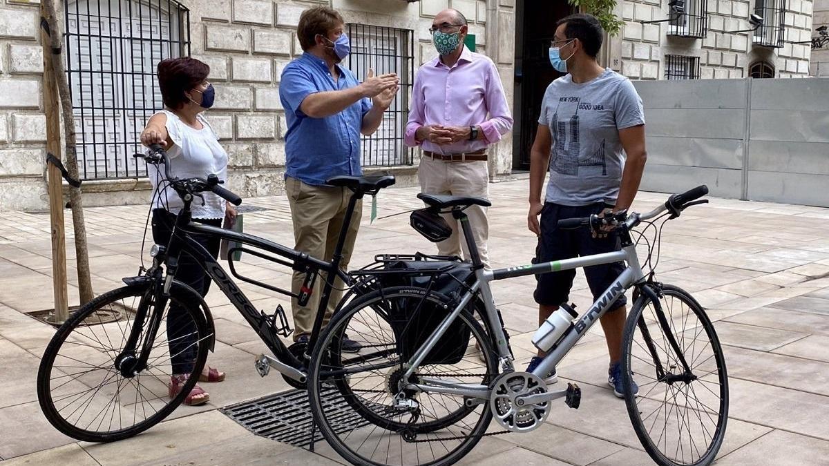 Ediles de Adelante Málaga piden una moratoria a la prohibición a bicicletas y patinetes para circular por las aceras.