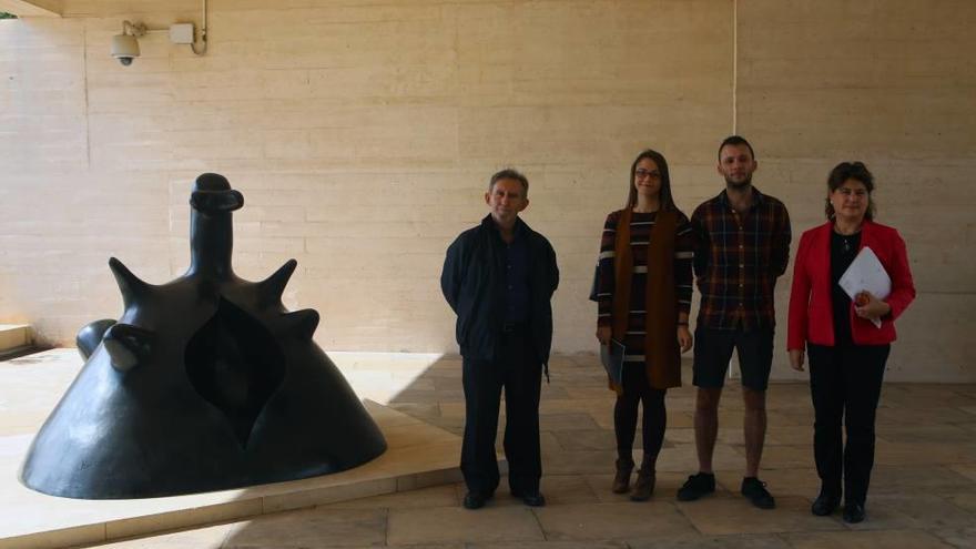 Miquel Perelló y Elvira Cámara posan con dos de los premiados.