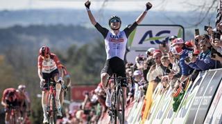 Pogacar se cae y Evenepoel gana en Lieja en un concierto para solista