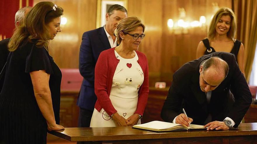 La última estampa en el libro honorífico, con el embajador de Jordania junto a la actual presidenta provincial.