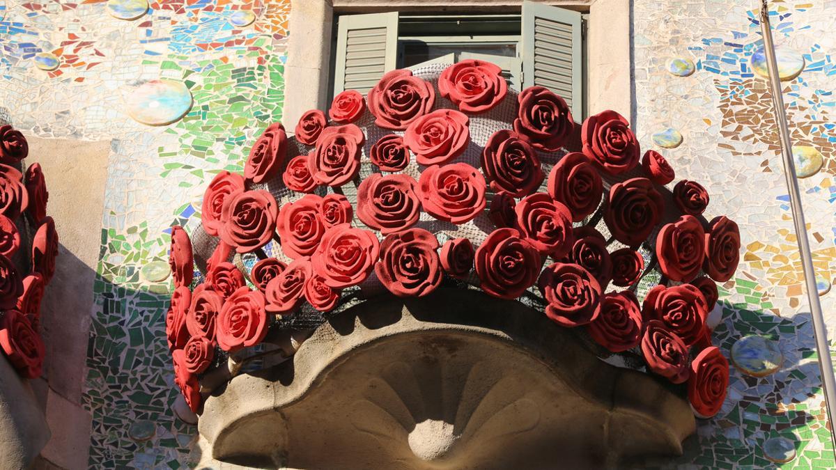 Un balcón de la Casa Batlló, decorado con rosas.