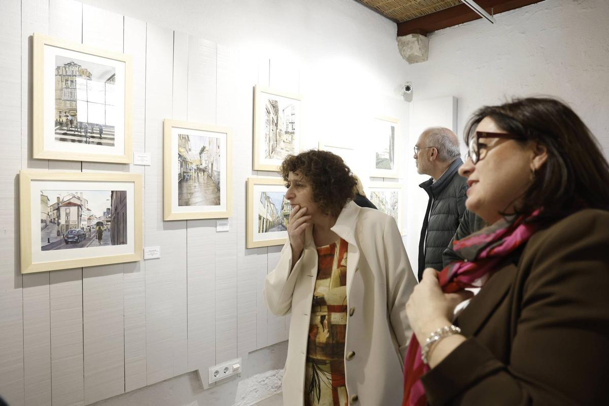 A alcaldesa de Santiago, Goretti Sanmartín, observando algunhas das pezas da mostra.