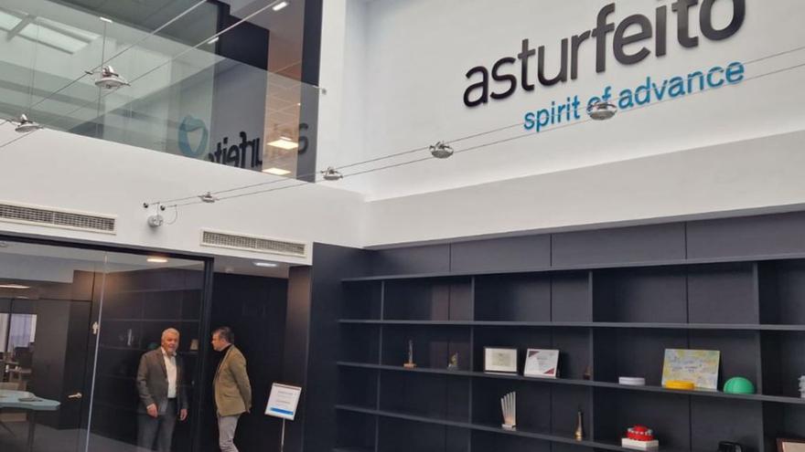 Belarmino Feito y Juan Carlos Campo en las instalaciones de la compañía en el parque empresarial.  |