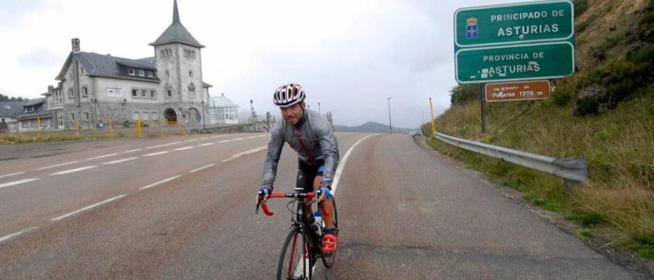 Un ciclista, a su paso por el alto de Pajares en dirección al Cuitu Negru.