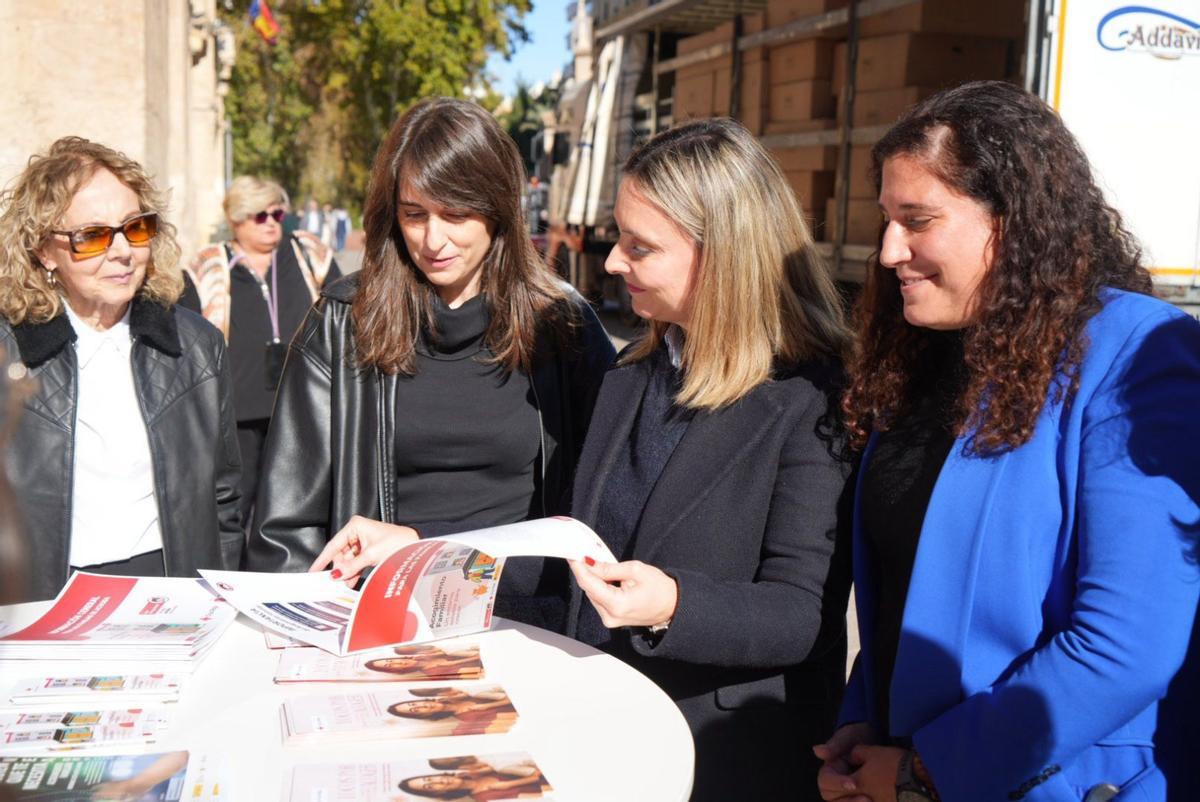 Conchita Ruiz (segunda por la derecha), consejera de Política Social, Familias e Igualdad. |