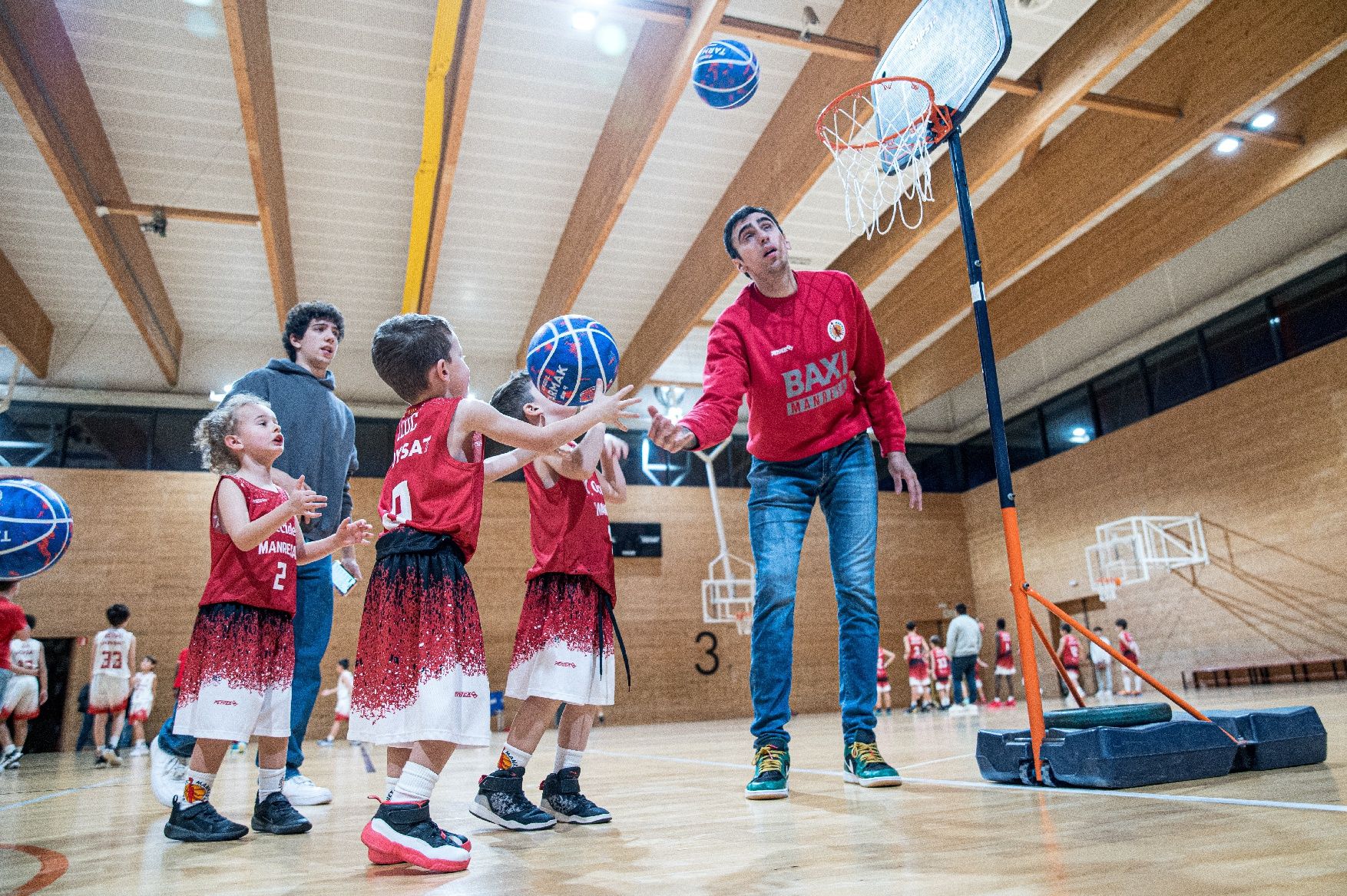 Imatges de la Festa de Nadal de la base del Bàsquet Manresa amb els jugadors del primer equip