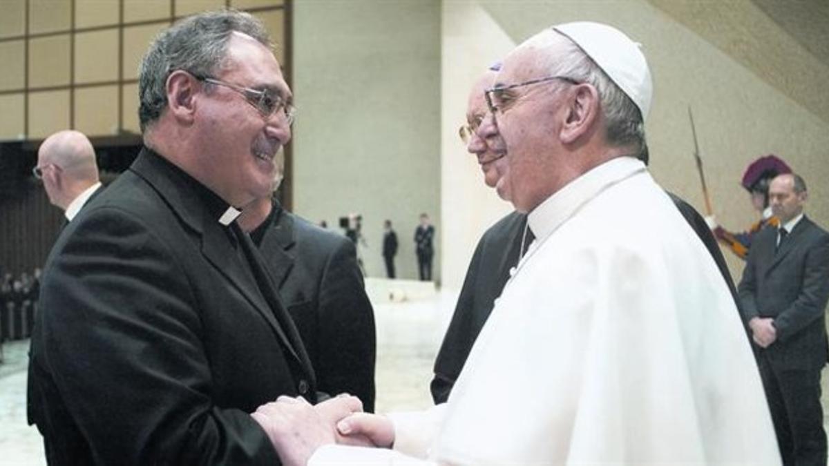 Gil Tamayo departe con el papa Francisco en el transcurso de una audiencia en el Vaticano.