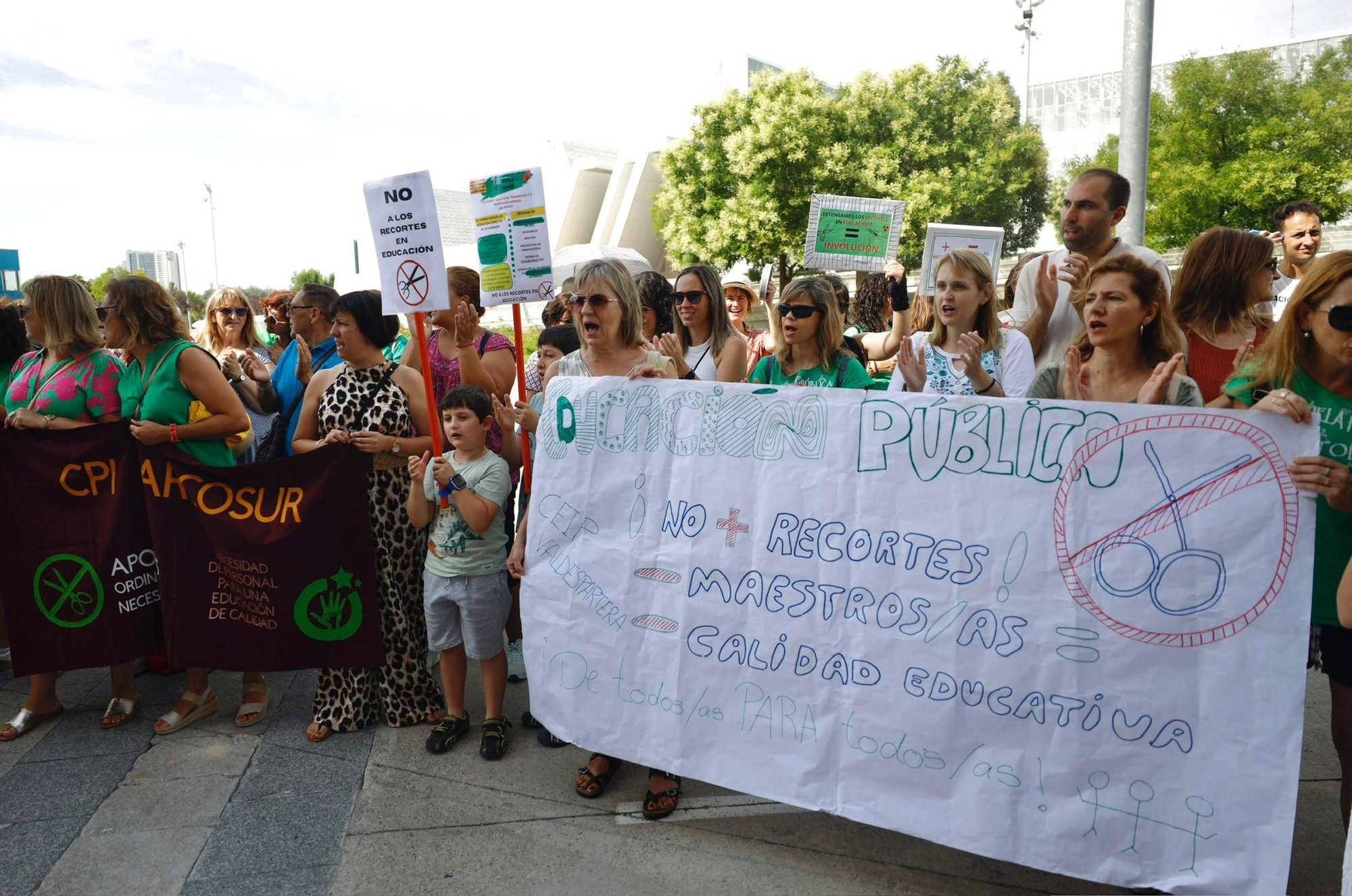 En imágenes | Concentración frente al departamento de Educación del Gobierno de Aragón
