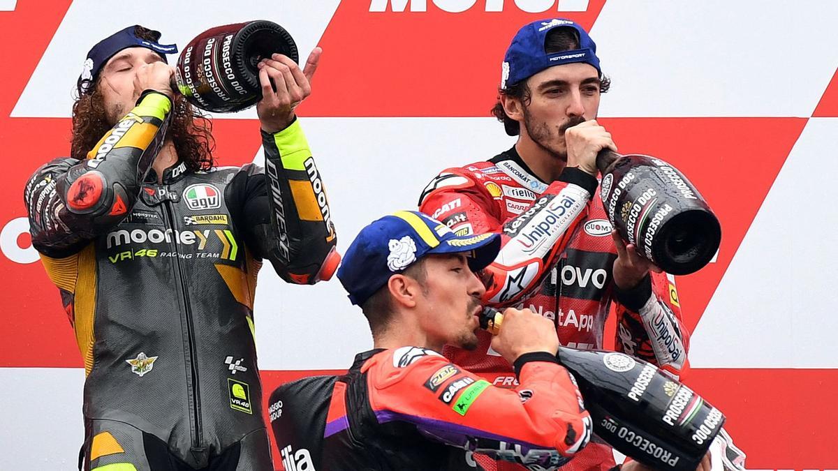 El segundo clasificado Marco Bezzecchi de Mooney VR46 Racing Team, el primer clasificado Francesco Bagnaia de Ducati Lenovo y el tercer clasificado Maverick Vinales de Aprilia Racing celebran en el podio después de la carrera